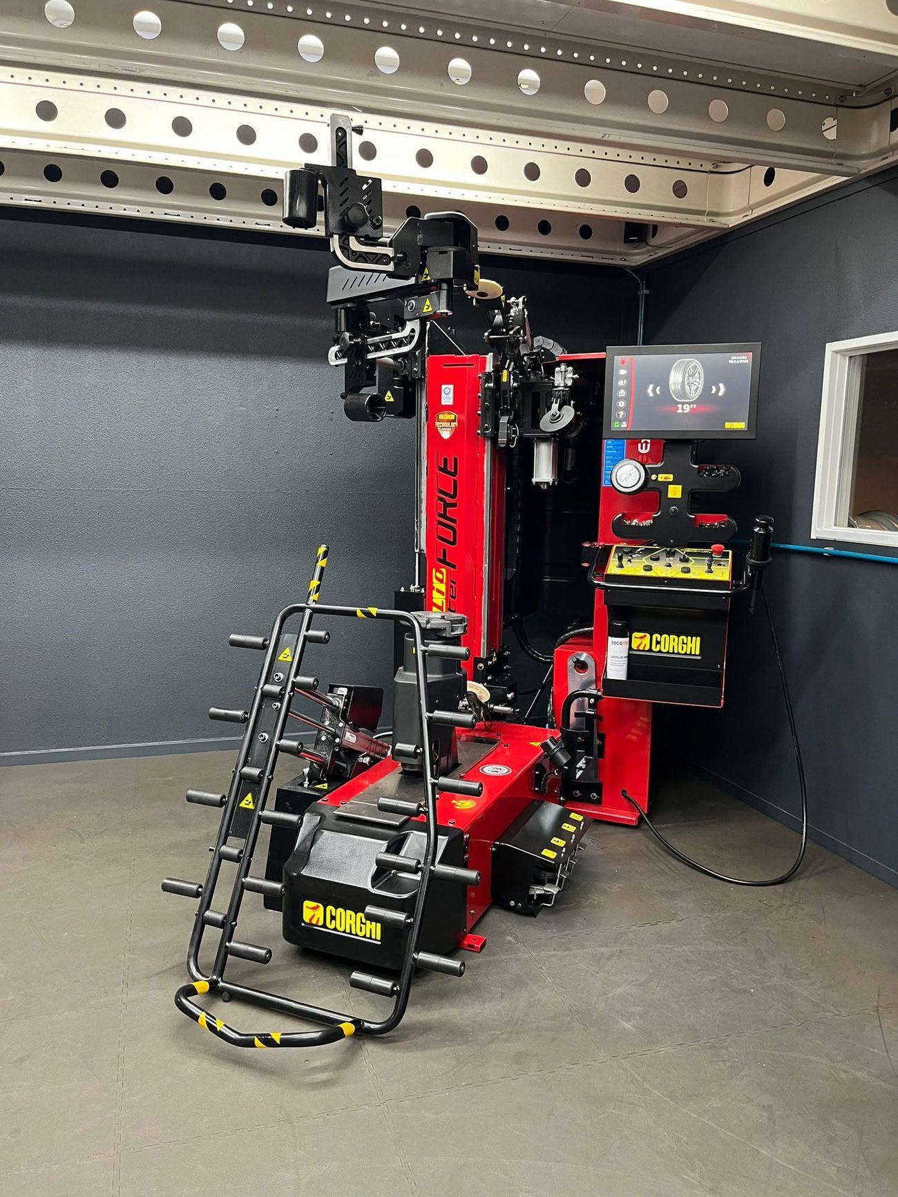Moderne Corghi bandenmontage-machine in de werkplaats van Mensink