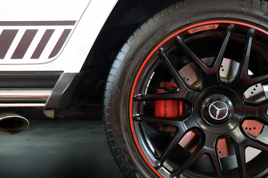 Zwarte velg met rode accenten